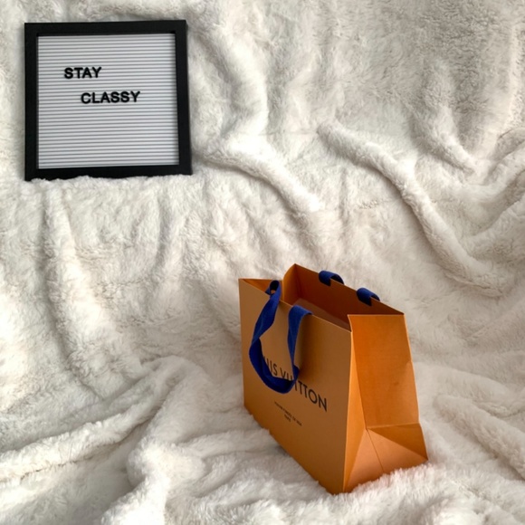 Louis Vuitton Gift Tote - Picture 2 of 5